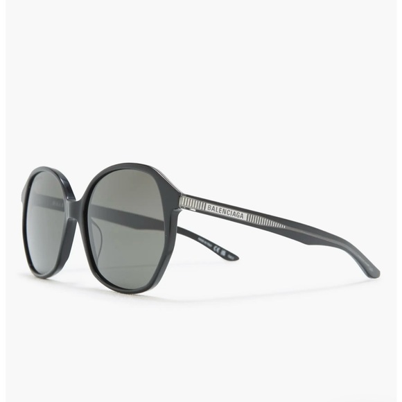 Never used or worn new. 100% authentic.
Comes with case, cards, and paperwork. - Picture 3 of 4